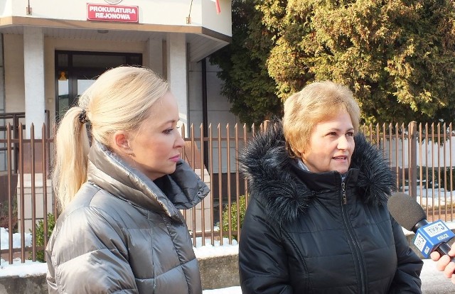 Agnieszka Kuś (z lewej) i Danuta Krępa podczas konferencji prasowej przed Prokuraturą rejonową w Starachowicach