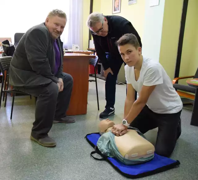 Nad Łukaszem (od lewej) Wojciech Ulatowski, dyrektor ZSO nr 8 oraz Jacek Galicki, nauczyciel edukacji dla bezpieczeństwa