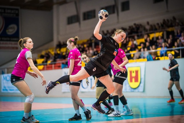 Handball Rzeszów (różowe koszulki) nie awansował dalej w Mistrzostwach Polski juniorek.