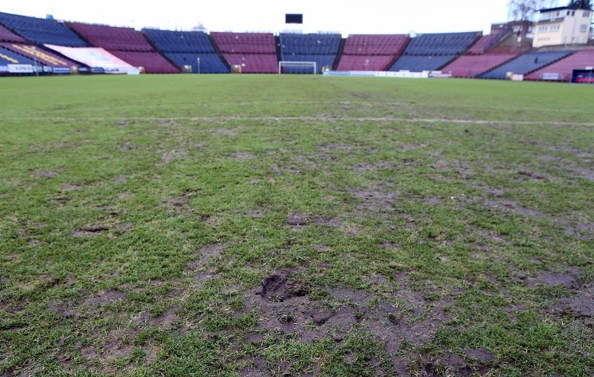 Prace kosmetyczne na murawie stadionu Pogoni Szczecin.