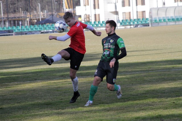 Kamil Radulj (z prawej) był najskuteczniejszym piłkarzem Stali w sparingach. ZWisłoką też strzeli gola?