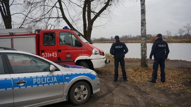 38-letni myszkowianin utonął w stawie przy ulicy Pułaskiego. Ciało z wody wydobył jeden z wędkarzy.