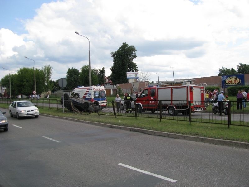 Wypadek na Broniewskiego w Lomzy. Dachowal opel.