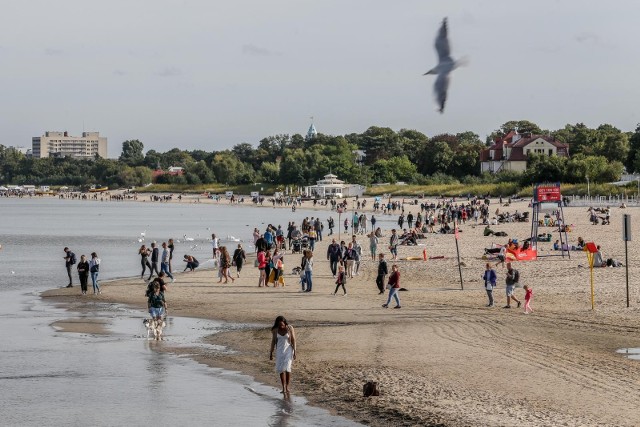 Planom wypoczynkowym sprzyja prognoza pogody – temperatura na przełomie maja i czerwca ma wyraźnie podskoczyć. Co więcej, po majowym luzowaniu obostrzeń czynne są hotele i obiekty noclegowe, a od 28 maja można też zjeść w restauracji. Otwarto również placówki kultury, muzea i galerie sztuki, co daje okazję do połączenia urlopowego wyjazdu ze zwiedzaniem.