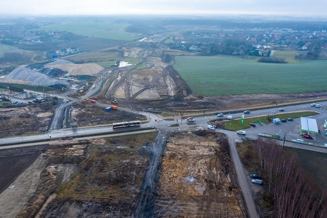 Duże zmiany i możliwe utrudnienia w ruchu. W środę 22 lutego wykonawca S6 na fragmencie od obwodnicy Słupska do Sławna wejdzie z ciężkim sprzętem na teren budowy. Na początek roboty ziemne, wykonanie wykopów i nasypów pod drogi techniczne tak w pasie drogowym na terenie budowy, a także pod śladem drogi S6.