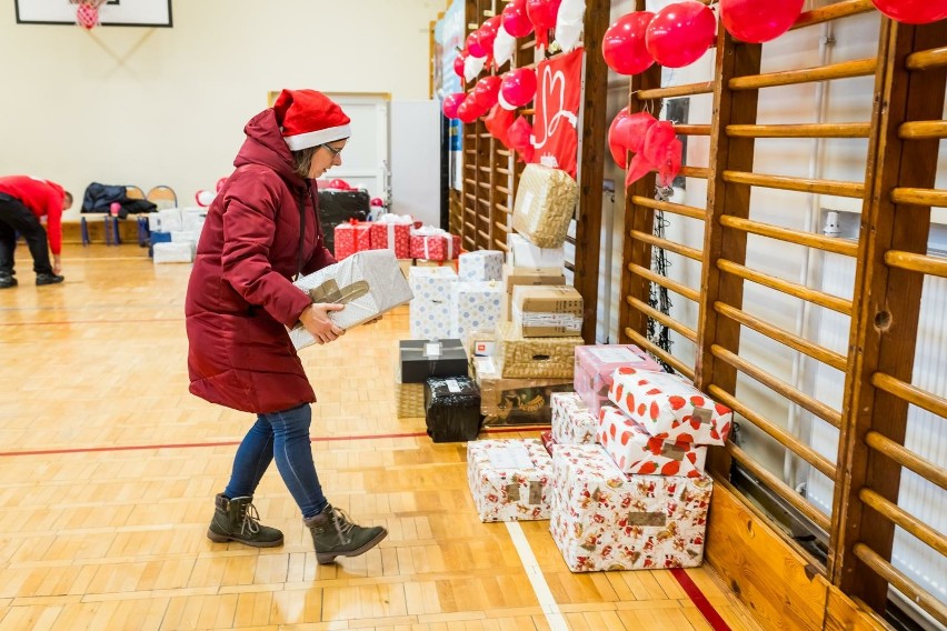 W sobotę (16 grudnia) darczyńcy przywozili paczki do...