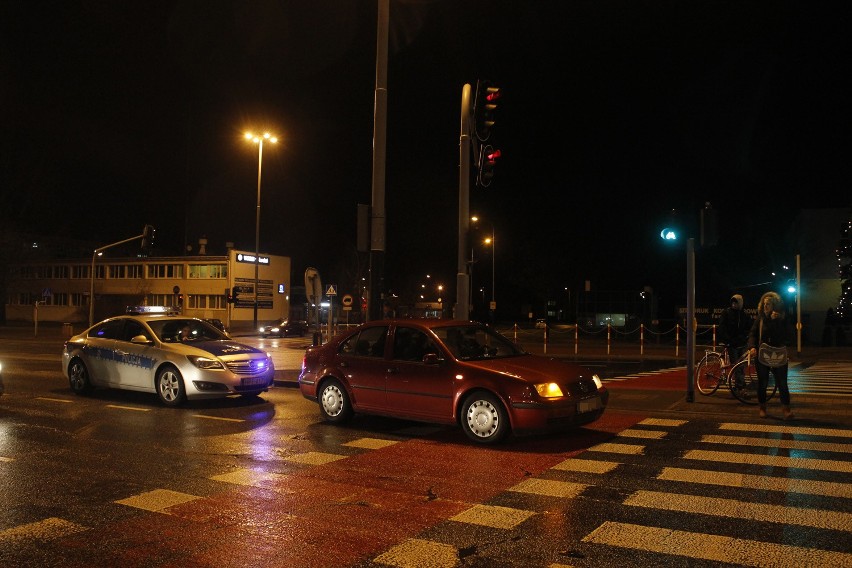 Wypadek na Aleksandrowskiej. Kierowca volkswagena potrącił rowerzystkę [ZDJĘCIA]