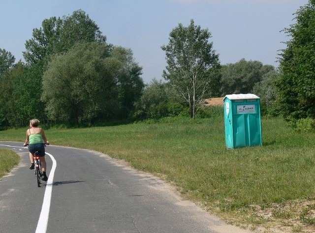 Wzdłuż dwukilometrowej plaży ustawiono także 10 przenośnych toalet, które zdaniem plażowiczów są brudne i nie zachęcają do korzystania.