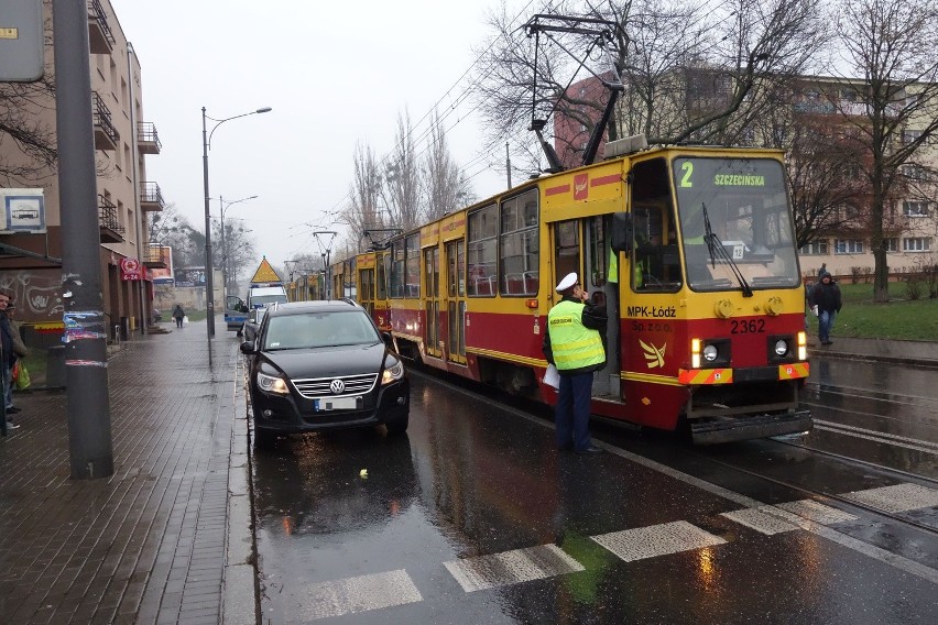 Wypadek na Limanowskiego. Samochód potrącił kobiety wysiadające z tramwaju