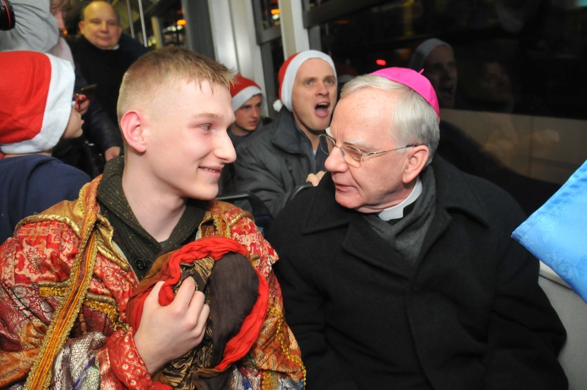 Kraków. Wspólne kolędowanie z abp Markiem Jędraszewskim w świątecznym tramwaju [ZDJĘCIA]