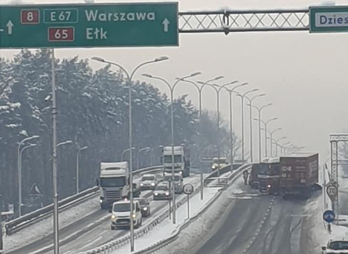 Białystok. Trasa generalska zablokowana po wypadku na wiadukcie. Droga do Warszawy zablokowana [ZDJĘCIA]