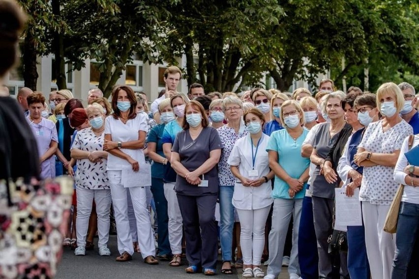 Protest w obronie dyrektorki szpitala w Wałbrzychu Marioli...