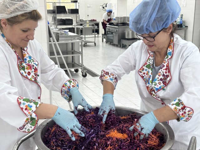 Kuchnia w 105. Kresowym Szpitalu Wojskowym w Żarach działa na nowo od stycznia 2021 roku. Teraz szpital przyłączył się do programu "Dobry posiłek" Ministerstwa Zdrowia.