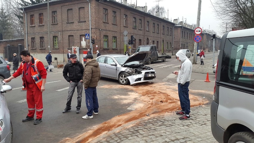 Wypadek przy ul. Przędzalnianej. Zderzyły się dwa auta