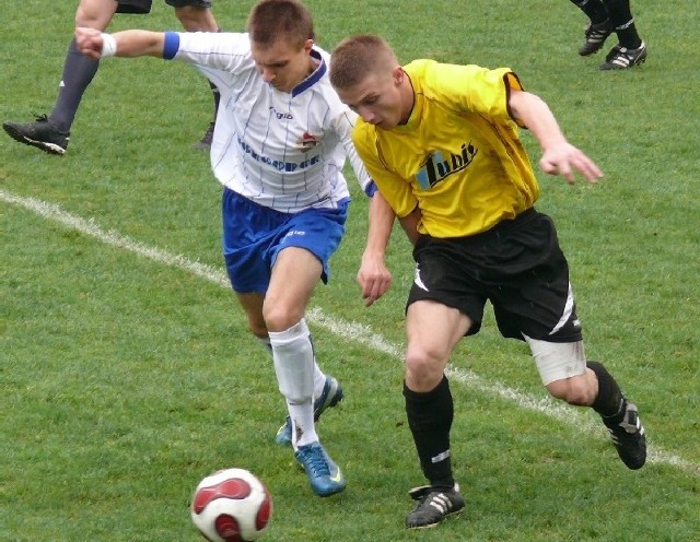 Pilkarze JKS-u Jaroslaw (zólte koszulki) zremisowali z Igloopolem Debica 1-1.