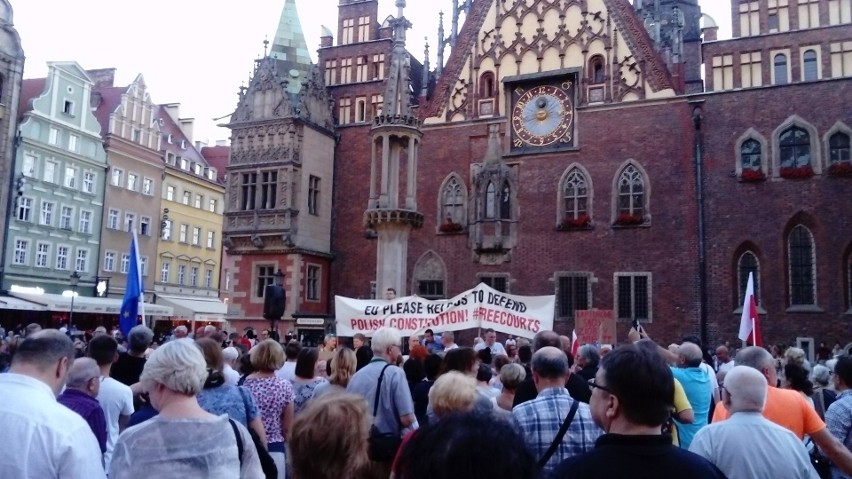 Tak wrocławianie protestowali w obronie sądu [ZDJĘCIA]