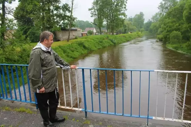 Na moście w Kielczy regularnie pojawiają się ludzie, żeby sprawdzić w jakim tempie w rzece podnosi się poziom wody.