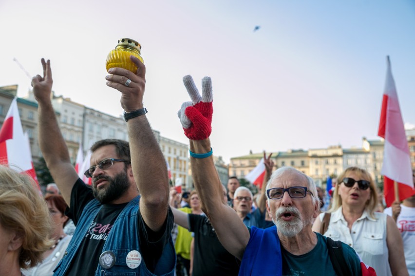 Kraków. Manifestacja KOD na Rynku Głównym w obronie...