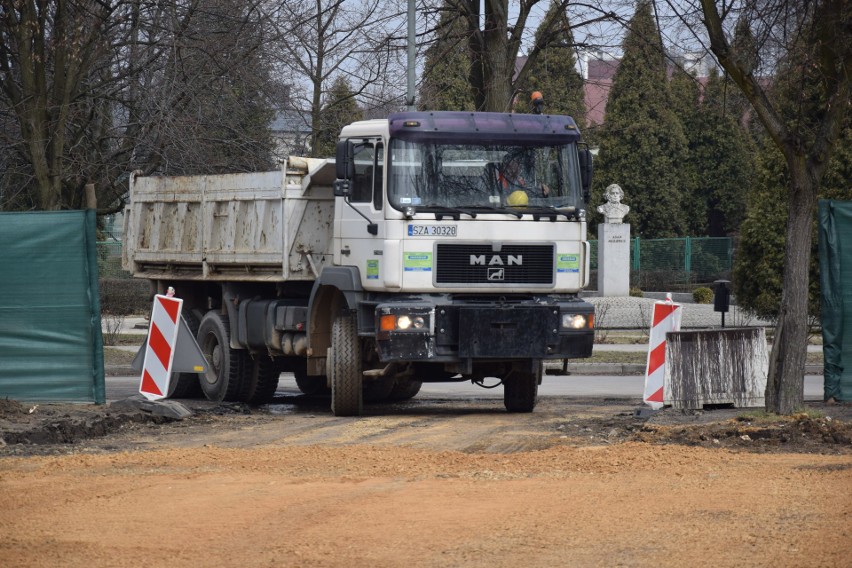 Plac budowy w środku Zawiercia. Trwa przebudowa parkingu ZDJĘCIA