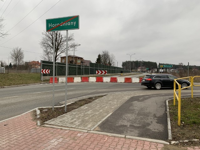 Podlaski Zarząd Dróg Wojewódzkich ustawił barierki. Ta część - około 200-metrowej trasy - jest teraz wyłączona z ruchu. Tak drogowcy walczą z wypadkami, do których tutaj dochodziło niemal codziennie.