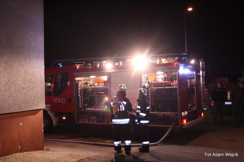 Pożar piwnicy w jednym z bloków w Dygowie [zdjęcia]