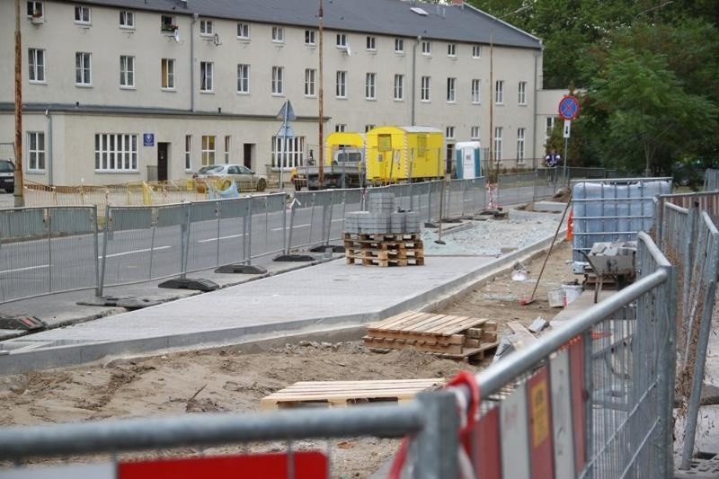 Wrocław: Przy Szybowcowej zabrali mieszkańcom parking. Budują postój taksówek i skwer (ZDJĘCIA) 