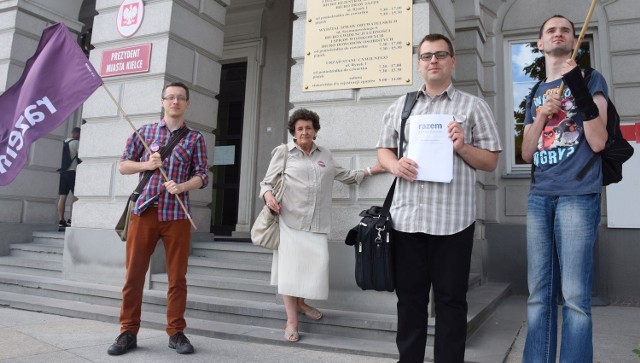 Członkowie partii Razem przedstawili swoje pomysły w poniedziałek przed kieleckim Ratuszem.