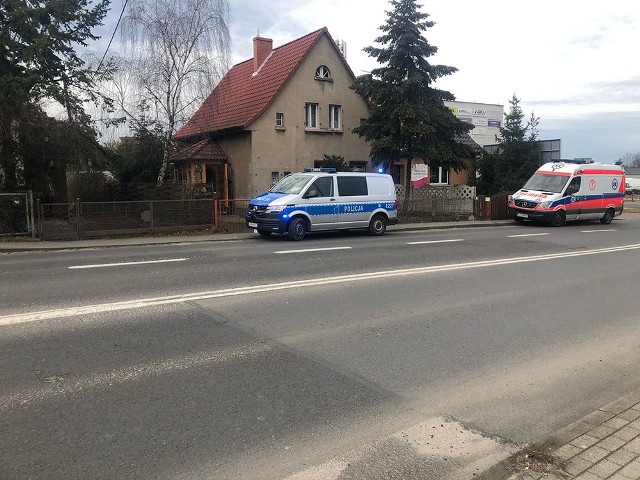 Do zdarzenia doszło w niedzielę, 16 lutego. W domu przy ul. Zacisze  w Zielonej Górze. Znaleziono ciało kobiety. Na miejsce wezwano policję.Od dłuższego czasu nie było żadnego kontaktu z kobietą. Nikt z sąsiadów jej nie widział.  W niedzielę do domu weszli  wezwani policjanci. Niestety, znaleźli ciało kobiety. Czytaj również: Makabryczne znalezisko w powiecie krośnieńskimWideo: Gorzów Wlkp Brutalny napad na kobietę. Dwóch mężczyzn napadło na 56-latkę na przystanku autobusowym.