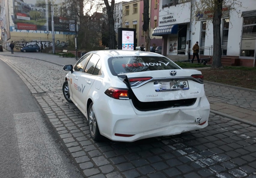 Zderzenie dwóch taksówek przy pl. Bema we Wrocławiu...