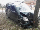 Wypadek w Grabowcu. Na trasie Toruń - Osiek nad Wisłą samochód wypadł z drogi i uderzył w drzewo [ZDJĘCIA]