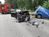 Wypadek na DW 789 w Woźnikach. Samochód osobowy zderzył się z dostawczakiem. Trzy osoby, w tym dziecko, trafiły do szpitala