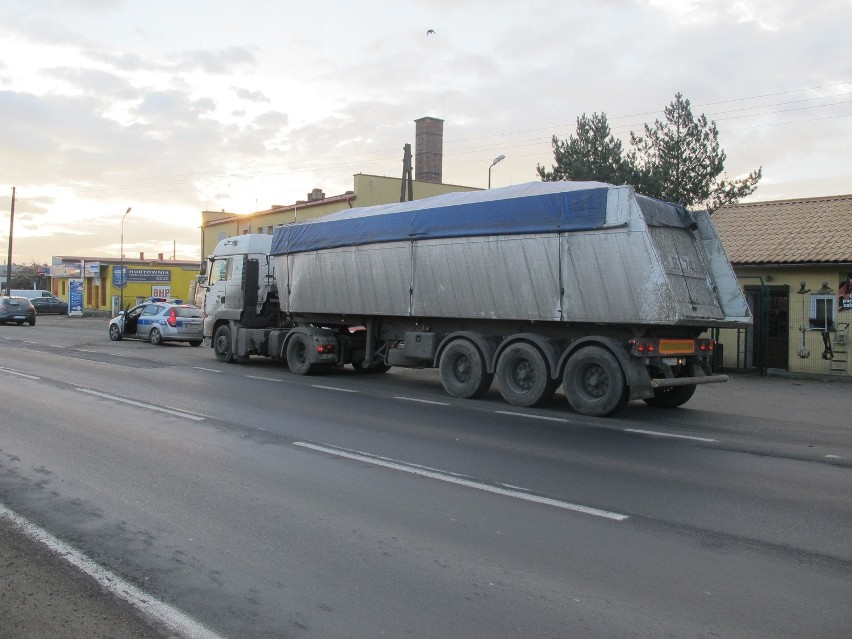 Pijany kierowca przewoził ciężarówką kilkadziesiąt ton buraków cukrowych (ZDJĘCIA)