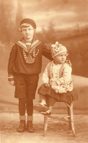 Zdjęcie z 1936 r. - Henryk Wrembel z młodszą siostrą Aleksandrą