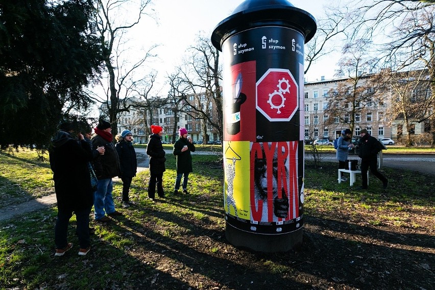 Artyści stworzyli plakaty w imieniu zwierząt i powiesili w Parku Andersa