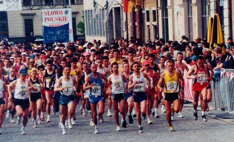 Leszek Bebło (w żółtej koszulce z numerem 13) przebiegł w...