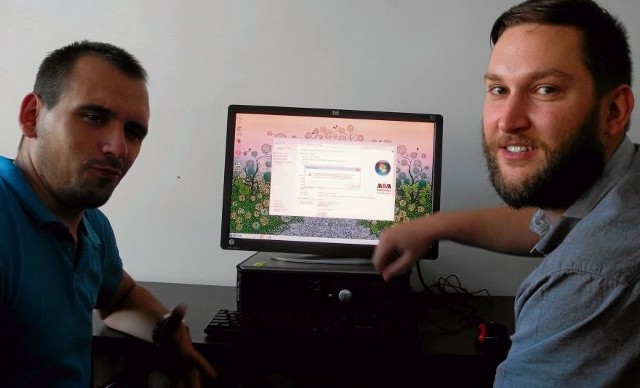 Damian Dworakowski (z prawej) i Mariusz Kozłowski służą seniorom radą i doświadczeniem. Chcą ich nauczyć obsługi komputera.