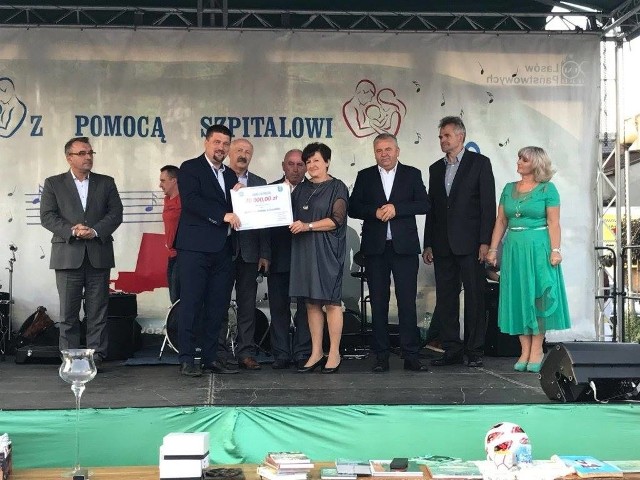 Starosta kielecki Michał Godowski wręczył Jolancie Rybczyk, dyrektor chmielnickiego szpitala, czek na 70 tysięcy złotych.