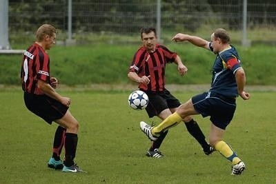 Napastnik Czarnych Czarny Dunajec Stanisław Bandyk w pojedynku z dwójką graczy Sokolicy Krościenko Fot. Maciej Zubek