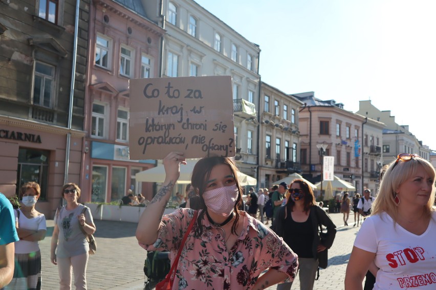 Pikieta kobiet pod lubelskim ratuszem. Protestują przeciwko planom wypowiedzenia konwencji antyprzemocowej