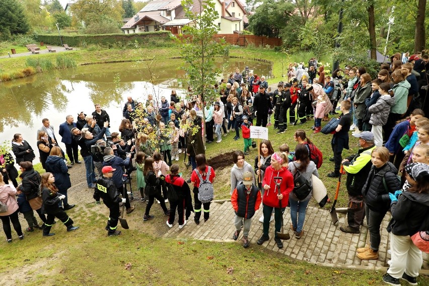 Akcja „Czyste zielone miasta” odbyła się w miejskim parku na...