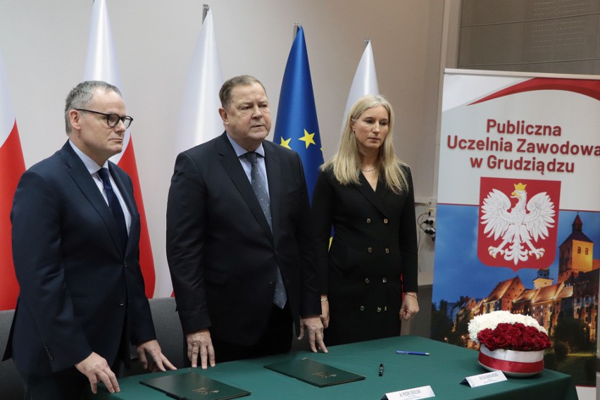 Umowa pomiędzy WZU (prezes Piotr Tefelski w środku) i...