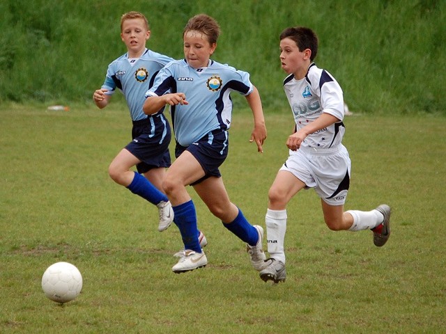 Mlodzicy mlodsi Stali Rzeszów (biale stroje) pokonali rówieśników ze Stali Mielec 3-0 i umocnili sie na pierwszym miejscu w tabeli.