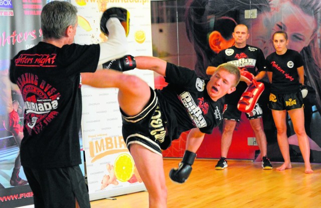 Arkadiusz Kaszuba i Iwona Nieroda (na drugim planie) wraz ze swoimi trenerami dali wczoraj pokaz kick boxingu podczas treningu medialnego w klubie Jaomi Fitness