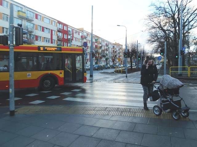 Na tym skrzyżowaniu zielone światło mają zarówno wjeżdżające tu autobusy, jak i piesi. Zdaniem mieszkańców, to bardzo złe rozwiązanie