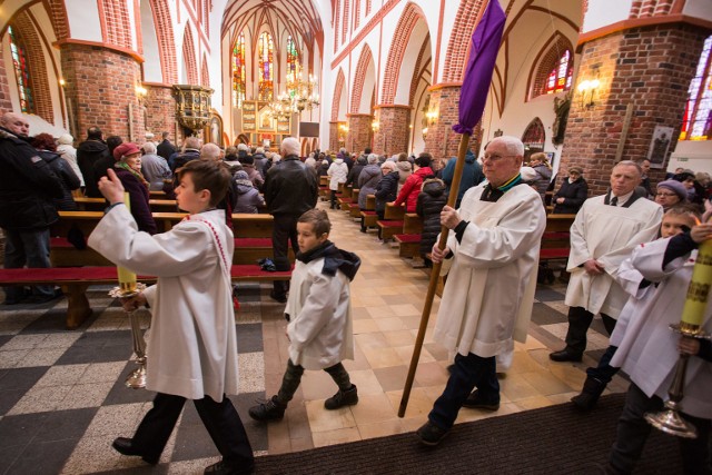 Nabożeństwo wielkanocne upamiętniające skazanie i drogę Jezusa Chrystusa na śmierć, obyło się w słupskim kościele Mariackim. Zobacz galerię zdjęć.