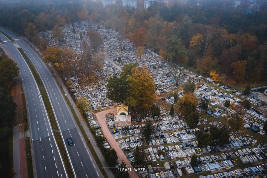 Cmentarze w Tarnobrzegu we Wszystkich Świetych 2020 z lotu ptaka. Zobacz niezwykłe zdjęcia Mariusza Dyszlewskiego (ZDJĘCIA)