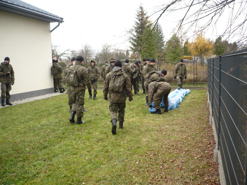 W Jedliczu ćwiczyli żołnierze Wojsk Obrony Terytorialnej i strażacy z KM PSP w Krośnie [ZDJĘCIA] 