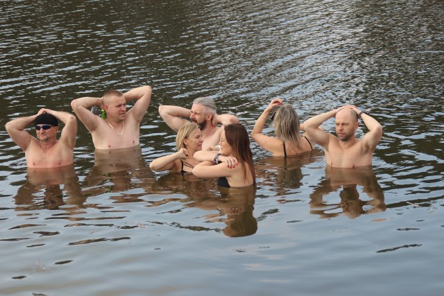 Morsy z Radomska zakończyły zimowy sezon kąpielą na Wymysłówku