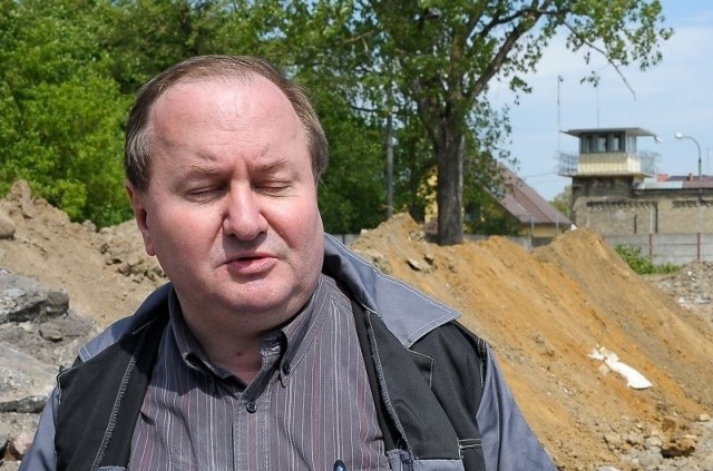 Prokurator Zbigniew Kulikowski na terenie Aresztu Śledczego