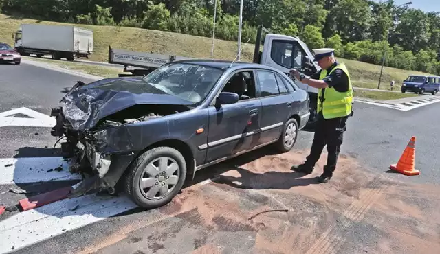 "Trasa śmierci" to utarta już wśród kierowców nazwa, którą określają drogę krajową nr 27. Wiedzie ona od Zielonej Góry do Nowogrodu Bobrzańskiego. Do wypadków dochodzi tu regularnie. Najczęściej samochody wypadają z drogi. Jedne kończą w przydrożnych rowach, inne rozbijają się o rosnące na poboczach drzewa. Do tego wypadku doszło na trasie z Zielonej Góry do Świdnicy. Młody kierowca mazdy wjechał prosto pod rozpędzonego busa. Jedna osoba została ranna.Zobacz również: Tak jeżdżą szaleńcy na „trasie śmierci” Zielona Góra - Nowogród BobrzańskiZobacz też:  Wypadki na trasie śmierci. Winna jest droga czy kierowcy? (wideo)